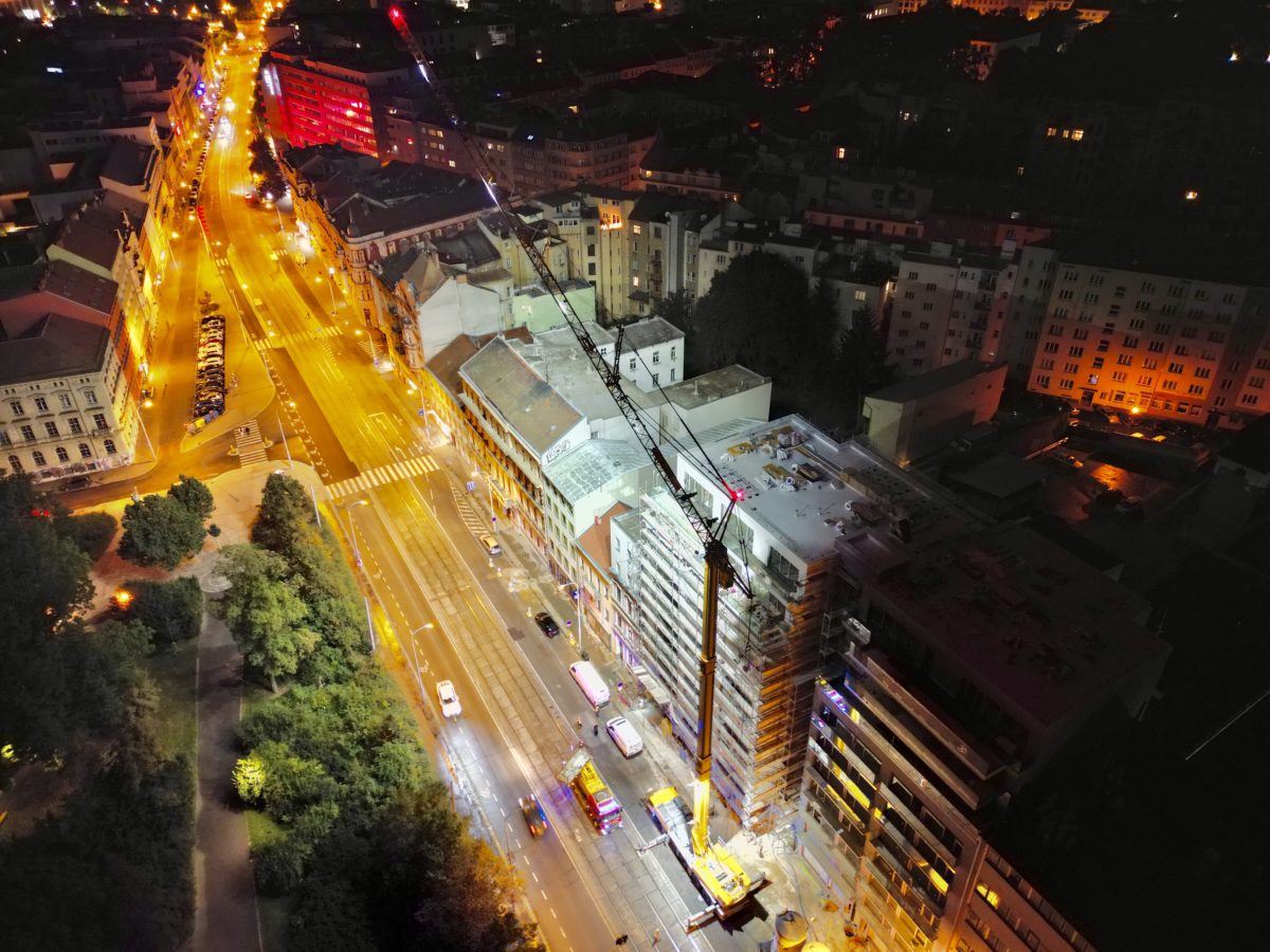 Installation of a new aerial system for the KOPIS of the Jmk Fire Brigade in Brno using a special Liebherr MK140 crane by the DCom team